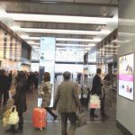 2.しばらくすると右側にエスカレーターがある